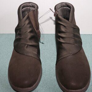 New! Women's Clarks Cloudsteppers Breeze Dusk Dark Olive Booties. Size 6.5